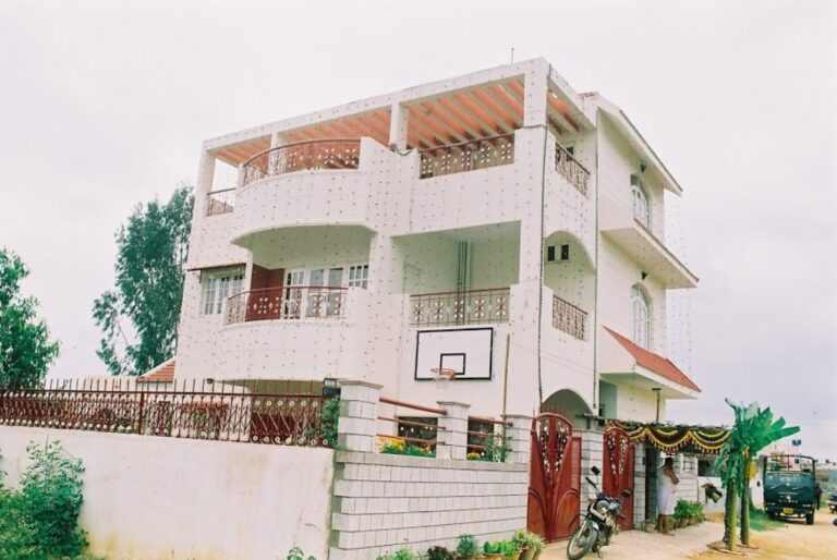 Indepdent house(G+2 floor) with internal staircase with 4 BHK with 3 attached toilets/washroom